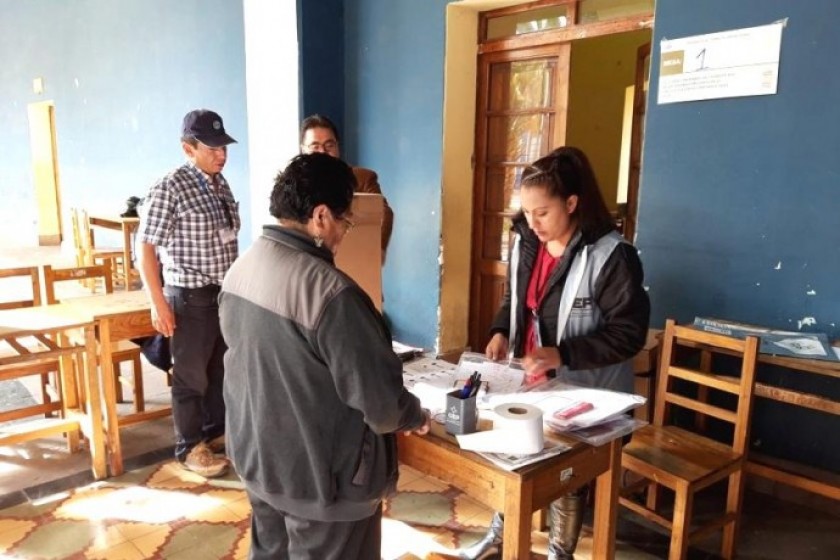 La votación de las elecciones primarias de ayer, en uno de los recintos electorales en Sucre. FOTO: CORREO DEL SUR