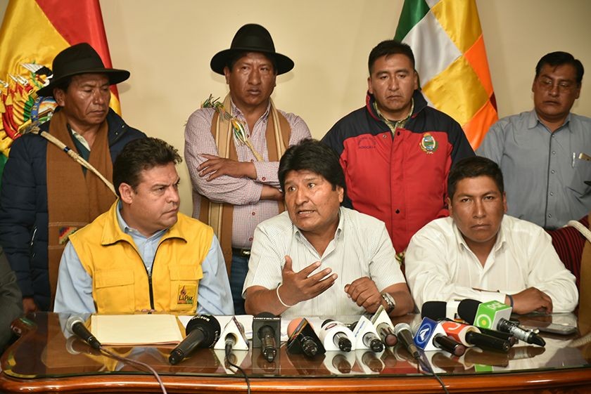El presidente Evo Morales se reunió con los alcaldes de La Paz, Luis Revilla, y de Achocalla, Dámaso Ninaja. FOTO: ABI