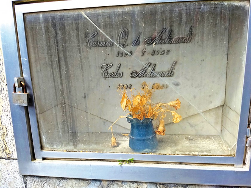 MEMORIA. Lápida de Carlos Medinaceli en La Paz y la partida de bautizo en la iglesia San Sebastián de Sucre.