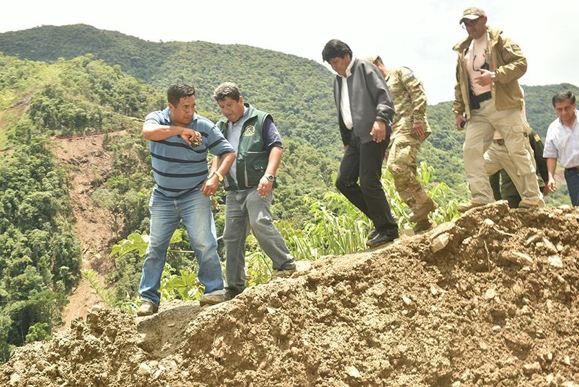 El presidente Evo Morales en su visita a Caranavi, donde se registraron dos deslizamientos el fin de semana. FOTO: ABI