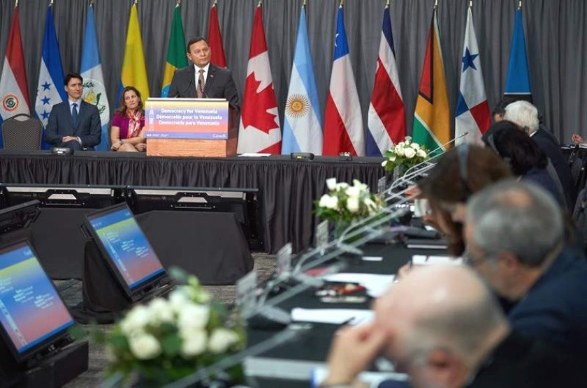 El ministro peruano de Exteriores, Néstor Popolizio (3i), pronuncia un discurso durante la inauguración de la reunión.