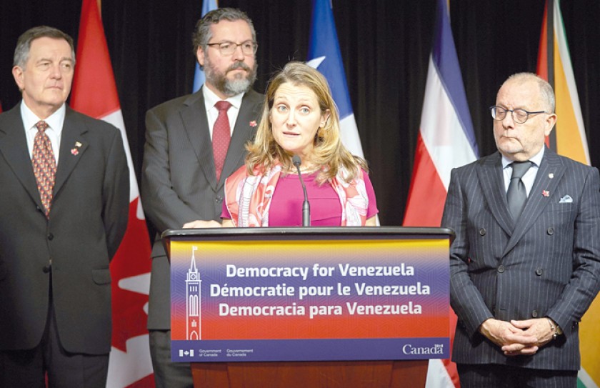 PRESIÓN. La ministra de Relaciones Exteriores de Canadá Chrystia Freeland (c) habla durante la reunión del Grupo de Lima