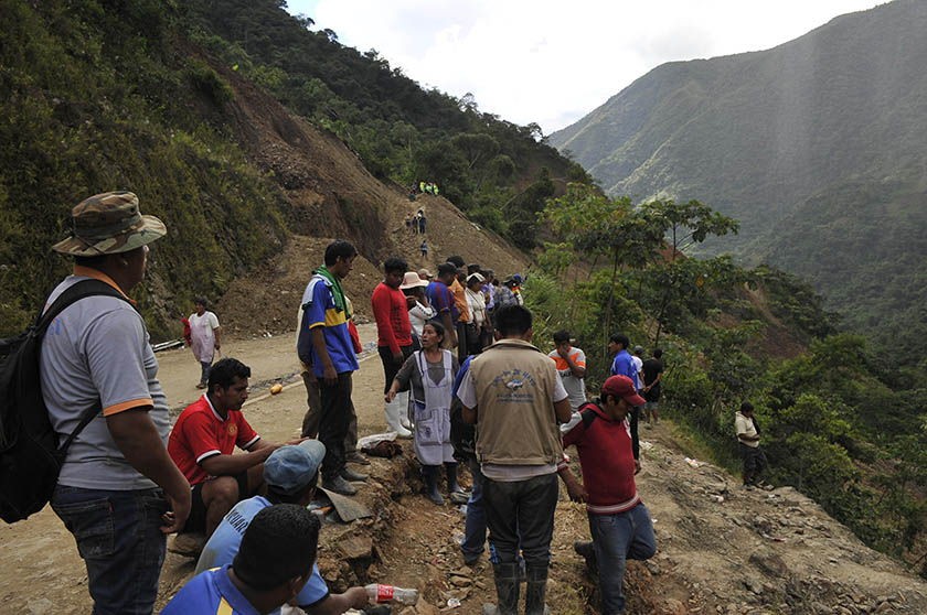 Varias personas esperan que se reactive la búsqueda de desaparecidos en el deslizamiento en Caranavi. FOTO: APG