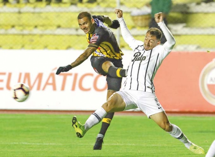 El mediocampista Dany Cure (i) de The Strongest disputa el balón con Iván Piris (d), de Libertad de Paraguay.