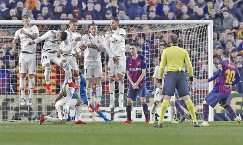 El delantero argentino del FC Barcelona, Lionel Messi (d), lanza un tiro libre en el partido de ayer, por las semifinale