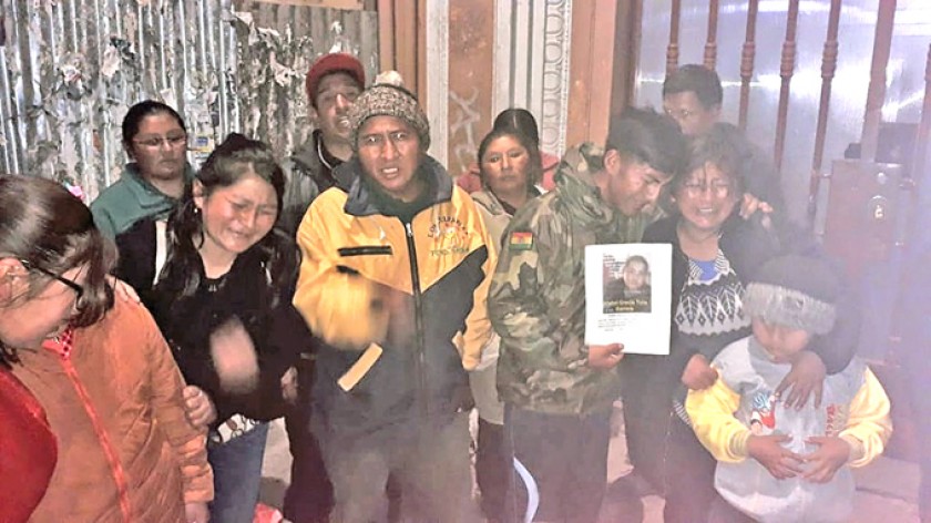 DOLOR. Una imagen de los familiares de uno de los desaparecidos en los deslizamientos en la ruta Yolosita-Caranavi.