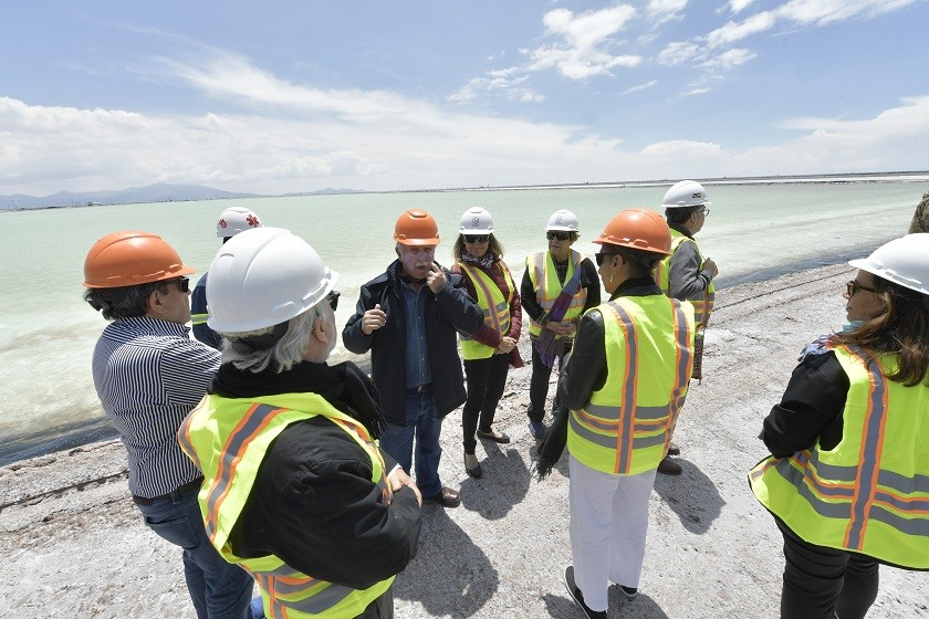 Los comisionados reciben explicaciones durante su visita a la planta de cloruro de sodio en Uyuni. Foto: ABI