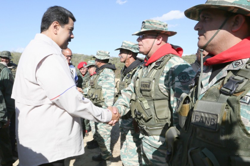 RESPALDO. Los ejercicios militares, en apoyo a Nicolás Maduro, se desarrollaron ayer en un estado cercano a la capital v