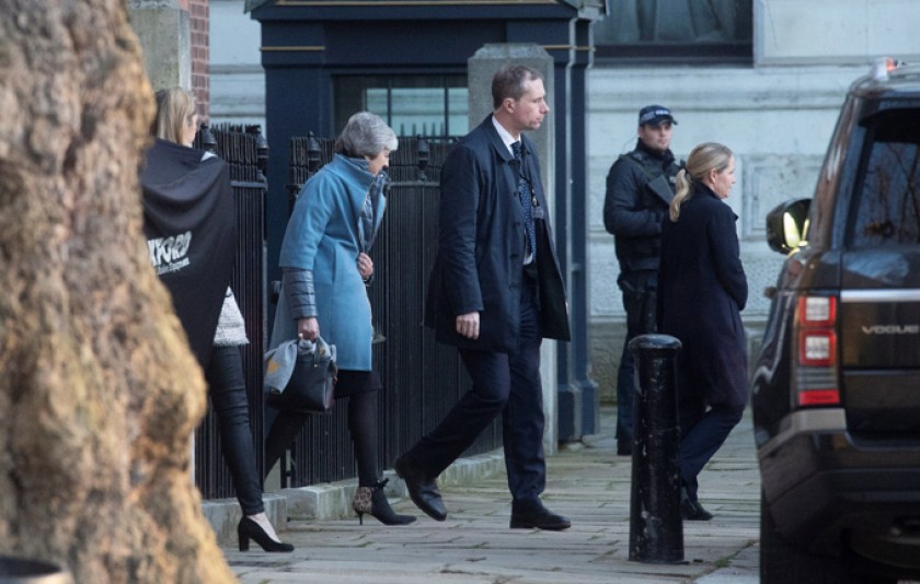 CONFLICTO. La primera ministra británica, Theresa May (i), a su salida del número 10 de Downing Street, su residencia of