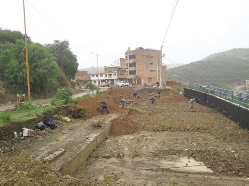 El deslizamiento de taludes preocupa a la población sucrense. Realizan obras en un muro de contención de la ciclovía..