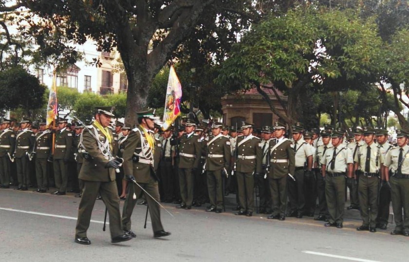 El acto de reconocimiento de tropa al comandante de la Policía, coronel Ramiro Paniagua (izq.). FOTO: CORREO DEL SUR