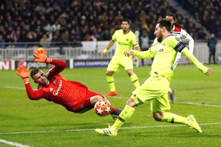 Lionel Messi (d) del Barcelona en acción contra el portero Anthony Lopes (i) de Lyon durante el partido por octavos.