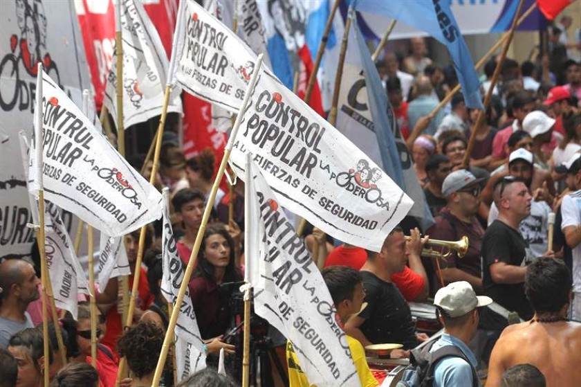 Cientos de personas se reúnen este martes para protestar contra la bajada de la edad penal a los 15 años. EFE