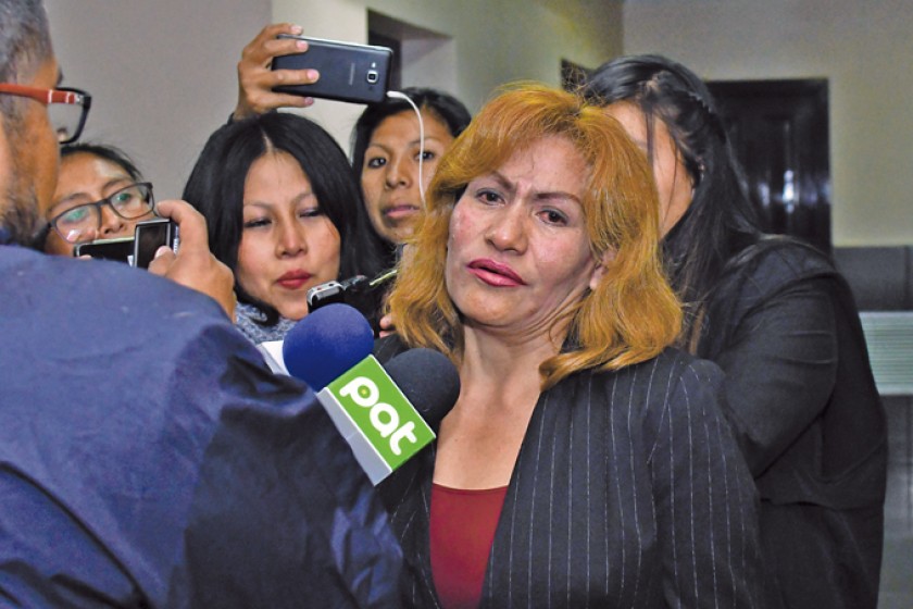 INVESTIGADA. La ex jueza Patricia Pacajes asistió ayer a una audiencia de Acción de Cumplimiento en La Paz.
