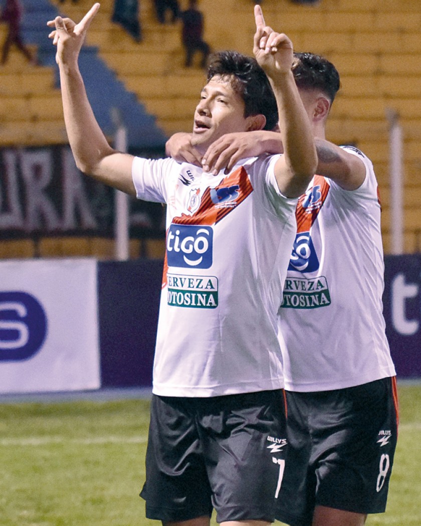 El chuquisaqueño Edson Pérez (i) anotó el tercer gol de la banda roja anoche, en el triunfo sobre Real Potosí.