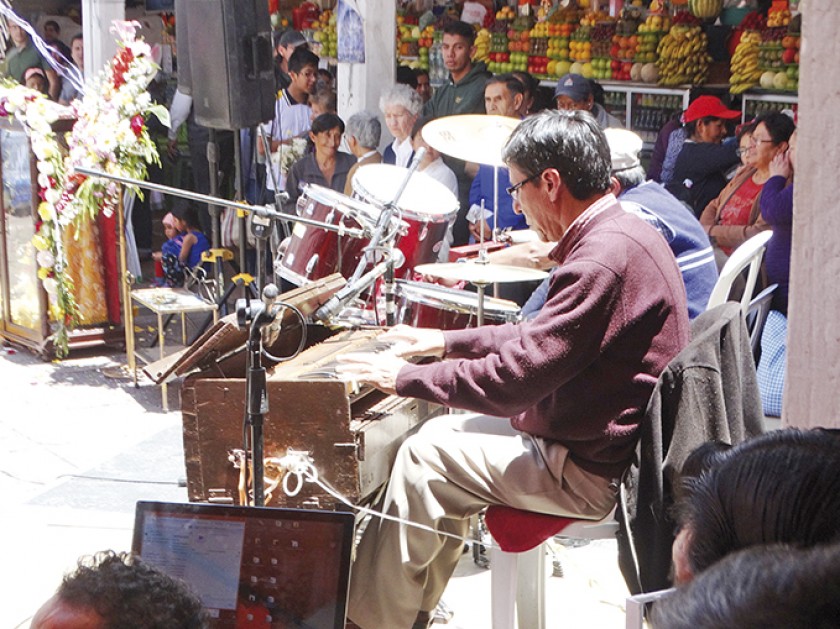 FIESTA. Al tradicional festejo en el mercado central, le antecedió una misa en honor al Señor de los Desamparados, en la
