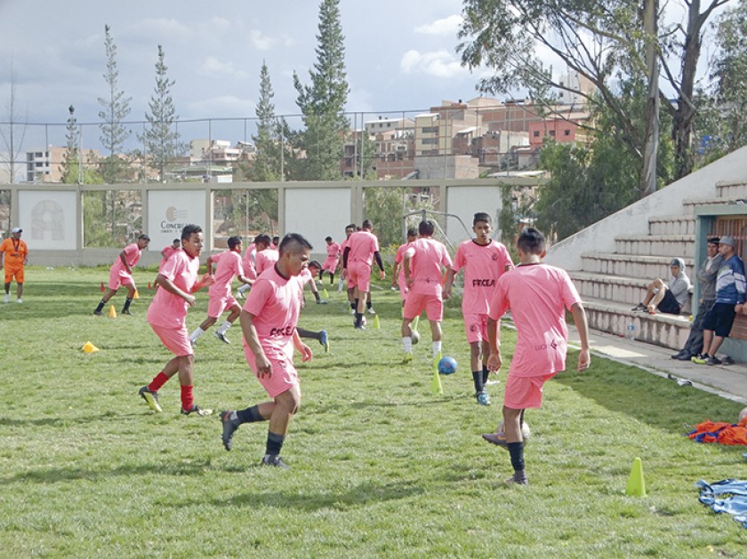El equipo cementero entrenó ayer en El Bosquecillo de Fancesa, con la mira puesta en el debut de este domingo.
