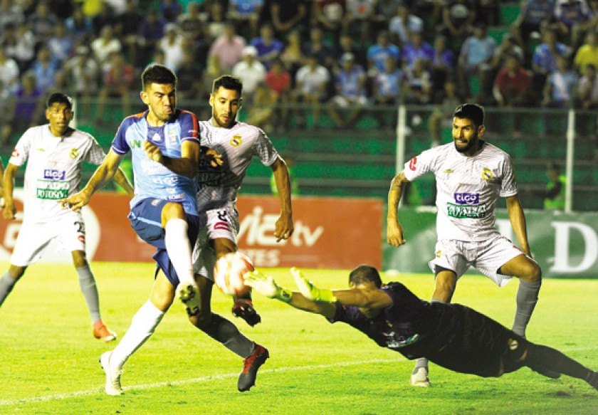 Un pasaje del partido jugado anoche en el Tachuichi, entre la Academia cruceña y el cuadro lila de la Villa Imperial.