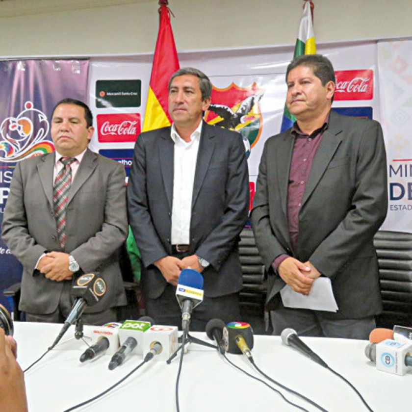 El entrenador de la selección, Eduardo Villegas (d) junto al ministro de deportes, Tito Montaño (c).