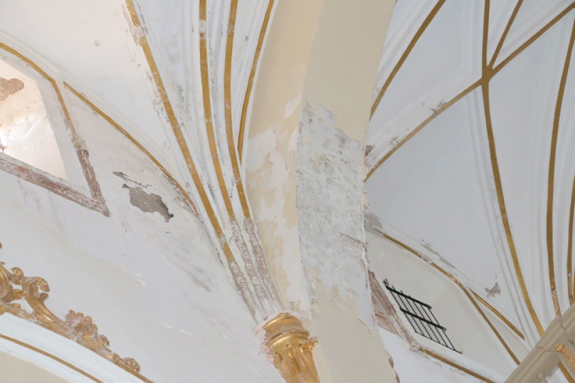 DETERIORO. Una imagen del interior de la Catedral Metropolitana que requiere de una refacción inmediata.