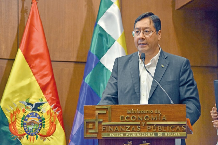 INFORME. El ministro de Economía, Luis Arce, detalla las proyecciones del Gobierno sobre la economía para este año.