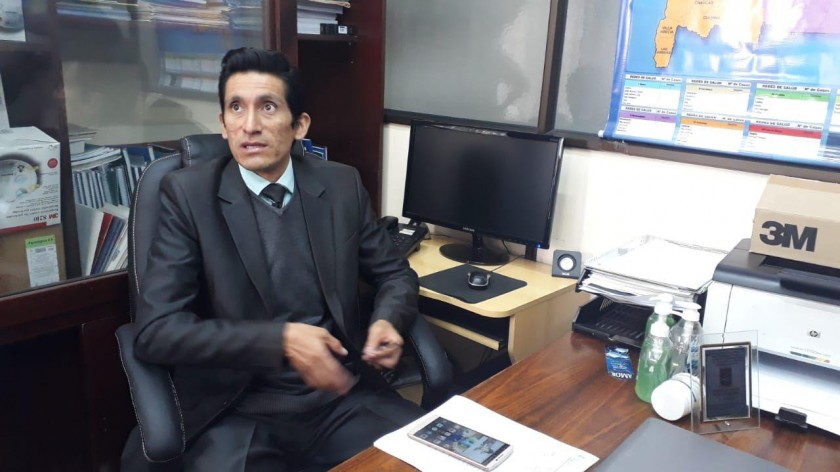El jefe de Epidemiología del SEDES, Ronald Pérez, informa sobre los casos de dengue. FOTO: CORREO DEL SUR