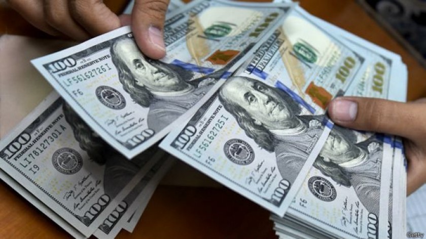 El dólar estadounidense tiene un tipo de cambio congelado en Bolivia desde hace ocho años. FOTO: Getty Images