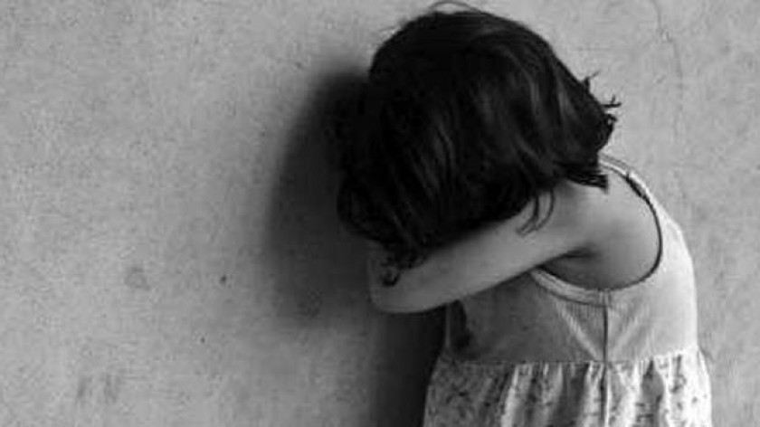 Una niña fue apuñalada por su abuelo luego de que él intentara abusarla sexualmente. FOTO: Erbol (referencial)