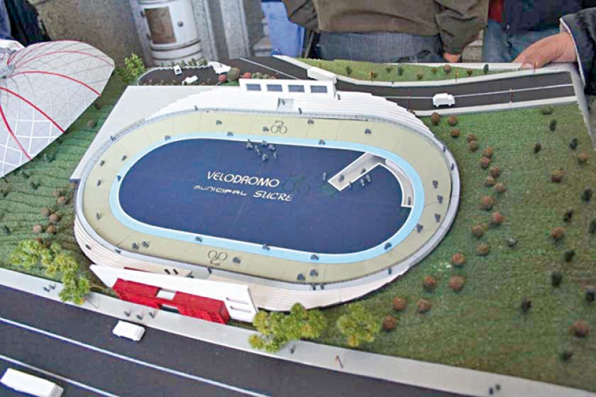 La maqueta del velódromo presentada por el Comité Impulsor; al lado, la Villa Bolivariana, que será ampliada para los Ju