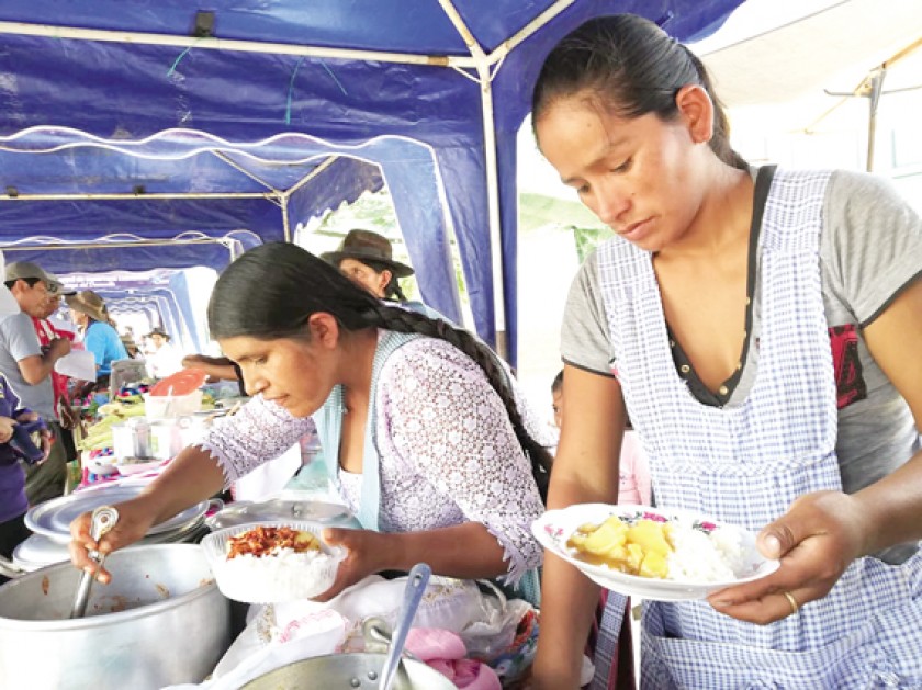 SURIMA. La comida no faltó en la feria del D-7.