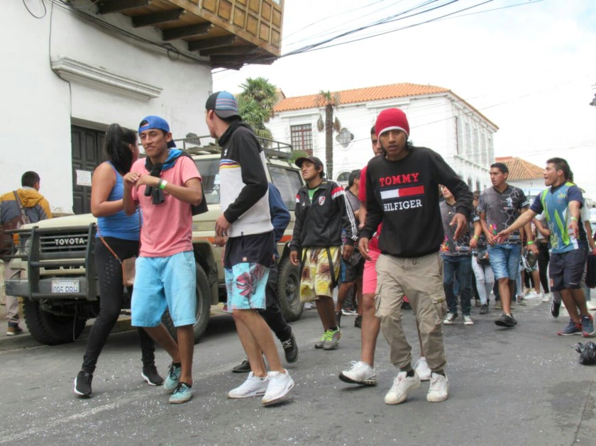 JÓVENES. Las comparsas carnavaleras salieron a las calles con bandas musicales.