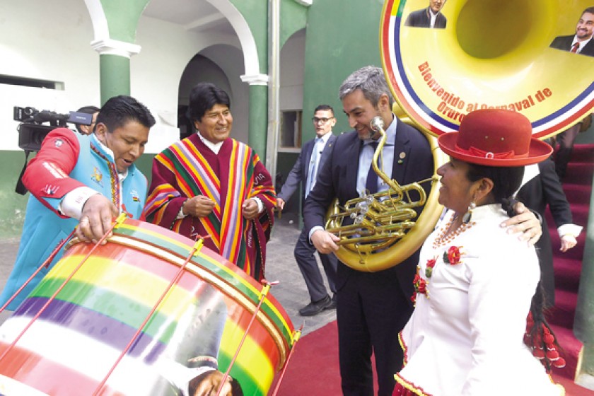 INVITADO. El presidente de Paraguay, Mario Abdo, en el Carnaval de Oruro.