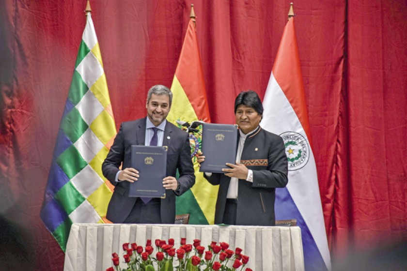 ENCUENTRO. Los presidentes Evo Morales y Mario Abdo, en la firma del contrato en Oruro.