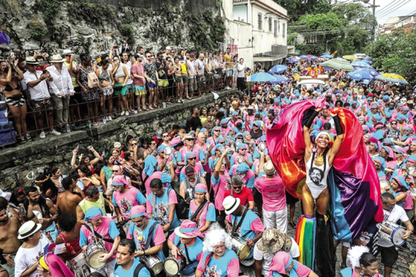 DIVERSIÓN. Integrantes de la comparsa "Carmelitas" desfilan en el turístico barrio de Santa Teresa, en el centro de Río