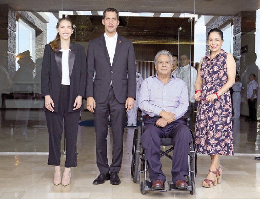 VISITA. Juan Guaidó y su esposa visitaron a Lenín Moreno (d) ayer en Ecuador.