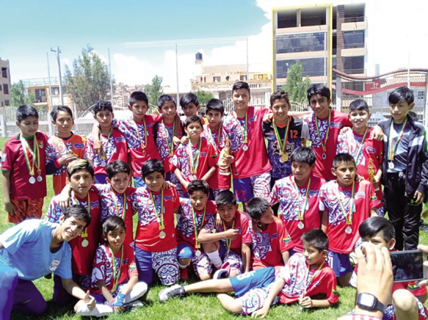 Los jugadores de Gol y Gol, subcampeón en Sub 11 y Sub 13.