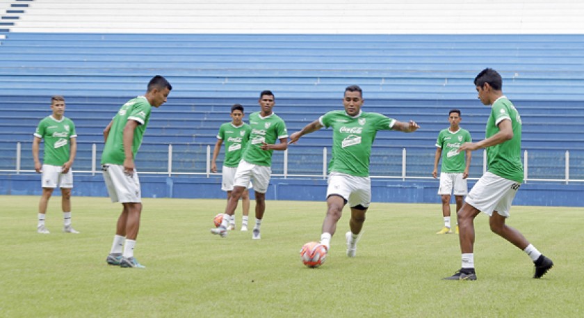 El entrenamiento de la selección nacional en el estadio Bicentenario de Villa Tunari.