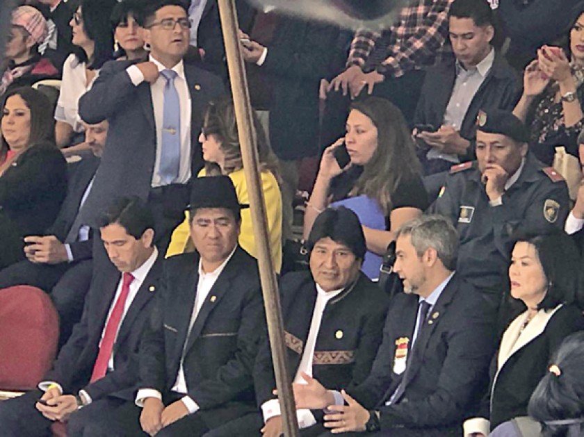 Los mandatarios de Bolivia y Paraguay durante la entrada de Oruro, ayer.