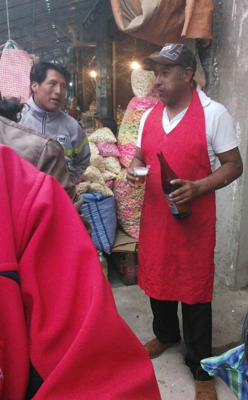 La cerveza, compañera de la parrillada en el Martes de Ch'alla. Foto: Álvaro Sotomayor