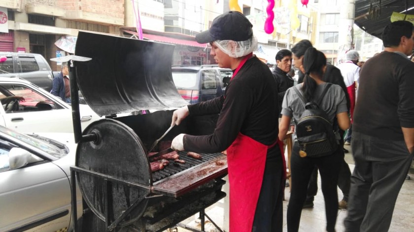 El preparado de la parrillada en la puerta de una carnicería de la zona del Mercado Campesino. Foto: Álvaro Sotomayor