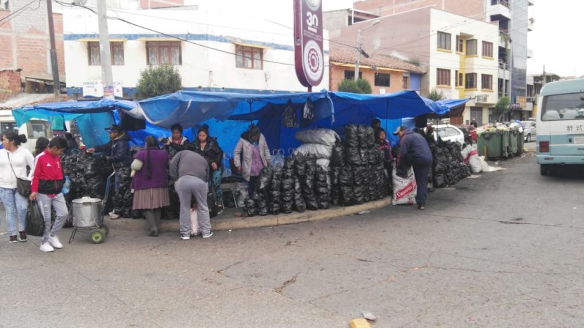 Desde temprano se comenzó a vender carbón en el Mercado Campesino. Foto: Álvaro Sotomayor
