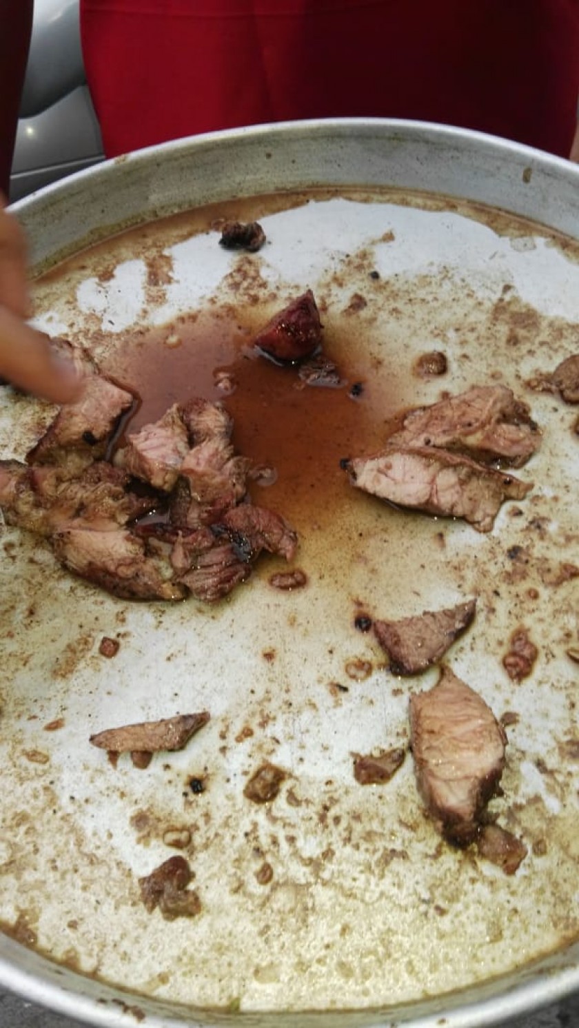 Trozos de carne invitan las carnicerías para que la espera sea grata. Foto: Álvaro Sotomayor
