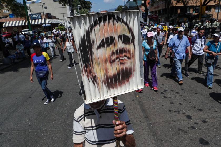 Seguidores del autoproclamado presidente, Juan Guaidó, escuchan su discurso en Caracas. EFE/Rayner Peña