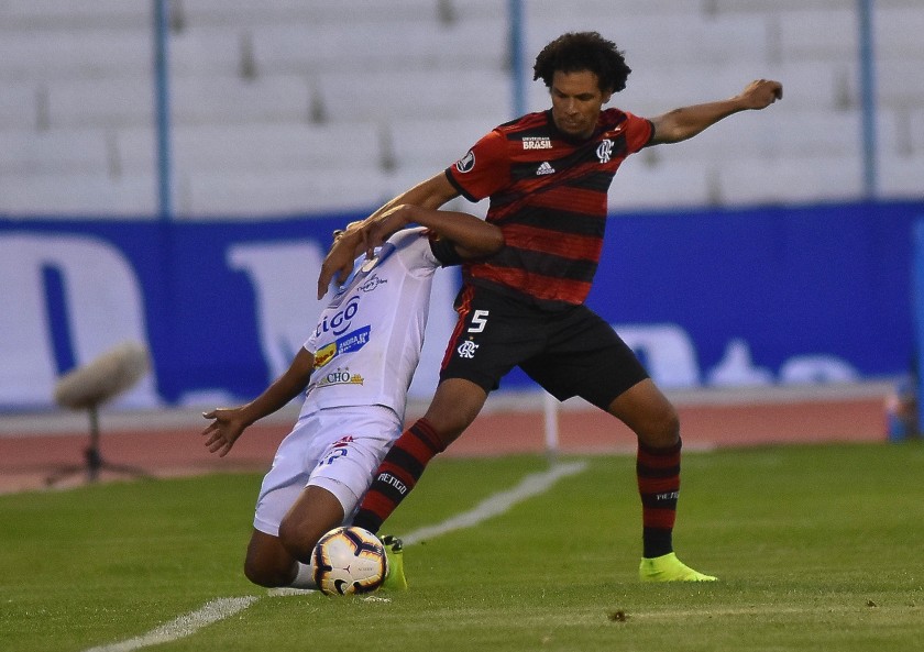 Jair Torrico (i) de San José disputa el balón con Willian Arão da Silva (d) de Flamengo. EFE/Emilio Huascar
