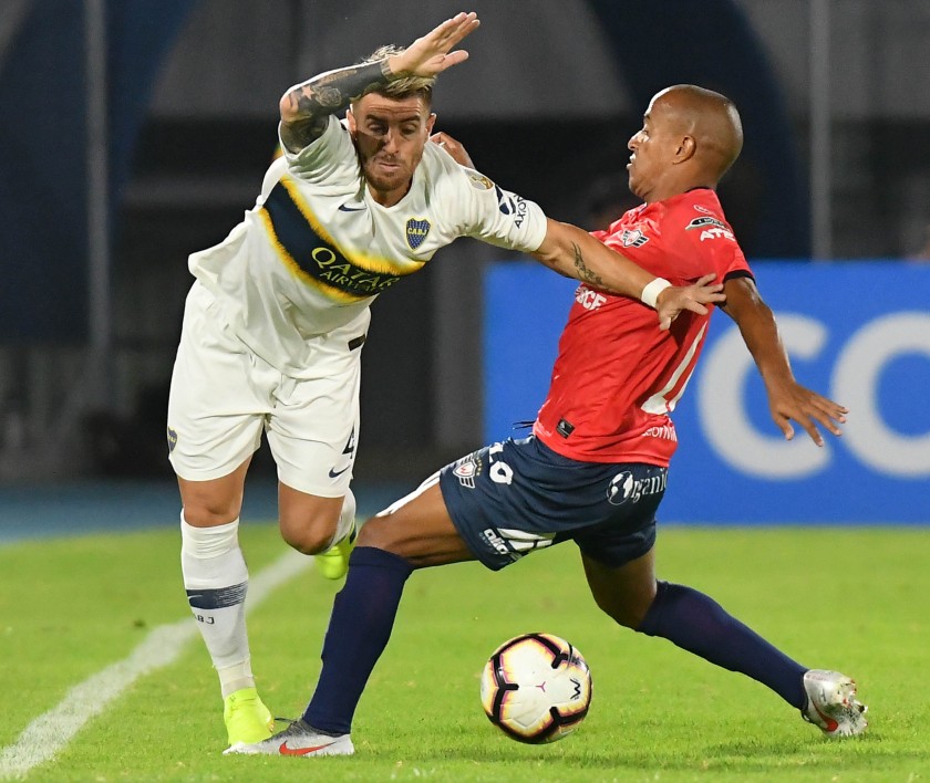 Serginho (R) de Wilstermann disputa un balón ante Julio Buffarini (L) de Boca Juniors. EFE/ Jorge Abrego