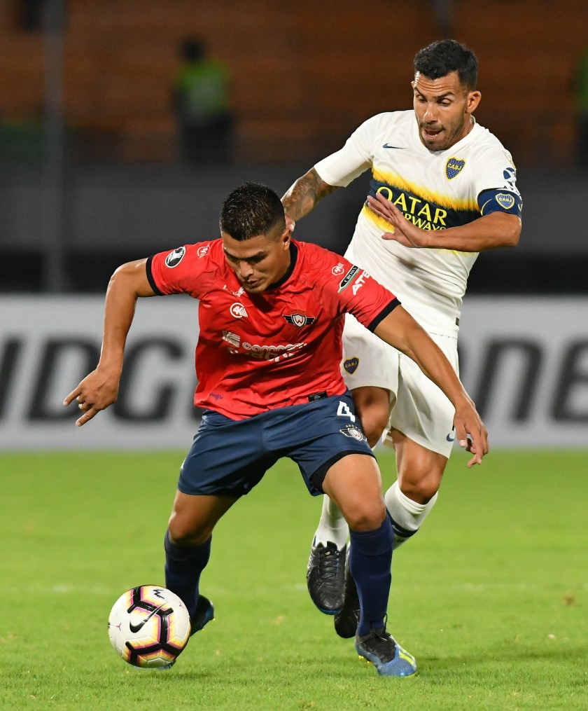 Juan Aponte (i) de Wilstermann disputa un balón ante Carlos Tévez (i) de Boca Juniors. EFE/ Jorge Abrego