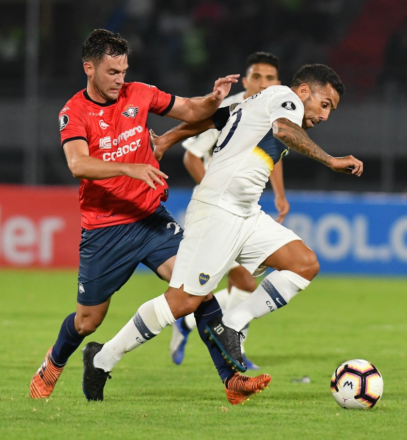 Fernando Saucedo (i) de Wilstermann disputa un balón ante Carlos Tévez (d) de Boca Juniors. EFE/ Jorge Abrego