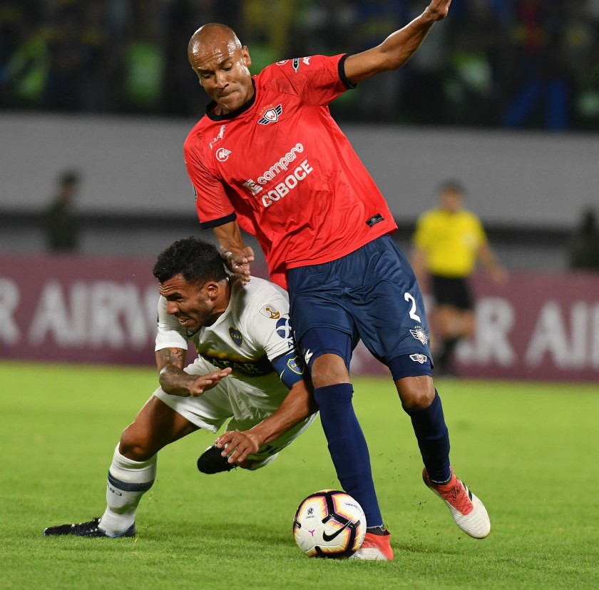 Alex da Silva (d) de Wilstermann disputa un balón ante Carlos Tévez (i) de Boca Juniors. EFE/ Jorge Abrego