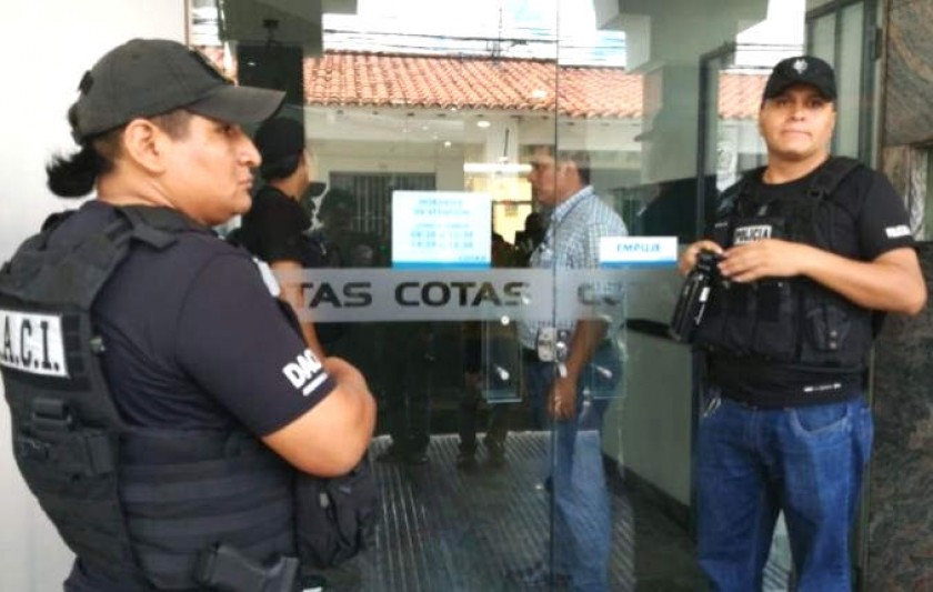 Agentes del DACI resguardan las puertas de Cotas. FOTO: El Deber/Archivo