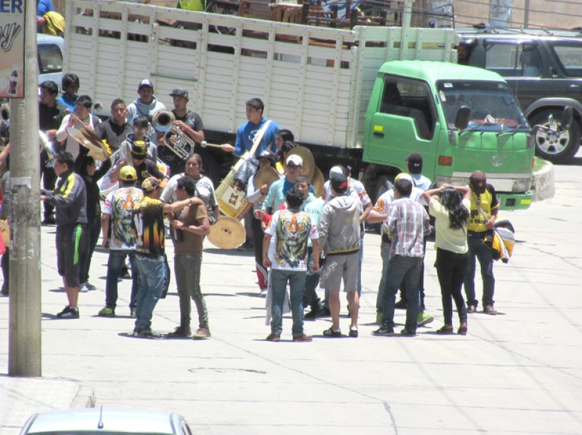 DIVERSIÓN. Varias comparsas de la ciudad de Sucre salieron a bailar a las calles desde el jueves de Comadres hasta el ma